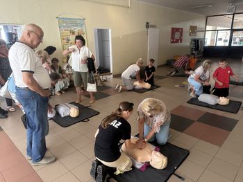 Konin: Przełamali strach przed pomocą. Seniorzy uczyli się ratować życie