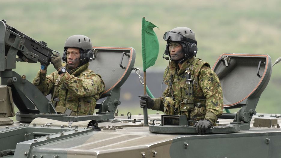 Żołnierze Japońskich Lądowych Sił Samoobrony (JGSDF) jeżdżą na samobieżnej haubicy Typ 99 155 mm podczas corocznych ćwiczeń z żywym ogniem na poligonie JGSDF w obszarze manewrowym East Fuji w Gotemba, na południowy zachód od Tokio, sobota, 22 maja 2021 r.