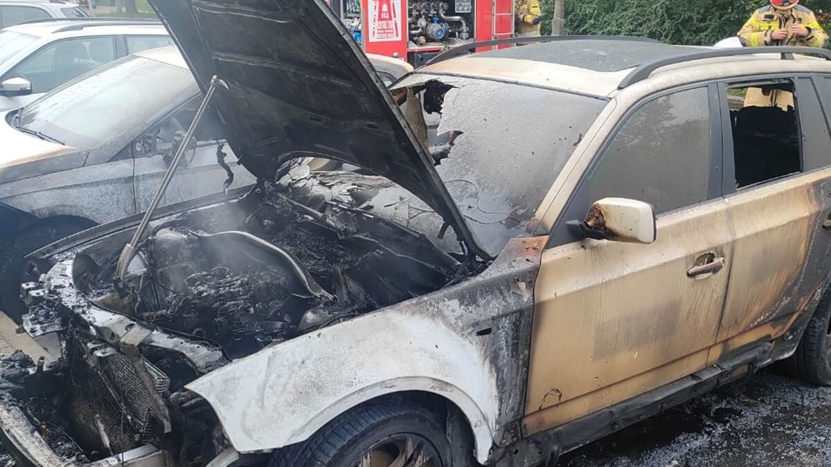 Pożar BMW X5 na parkingu przy ul. Niepodległości w Lublinie