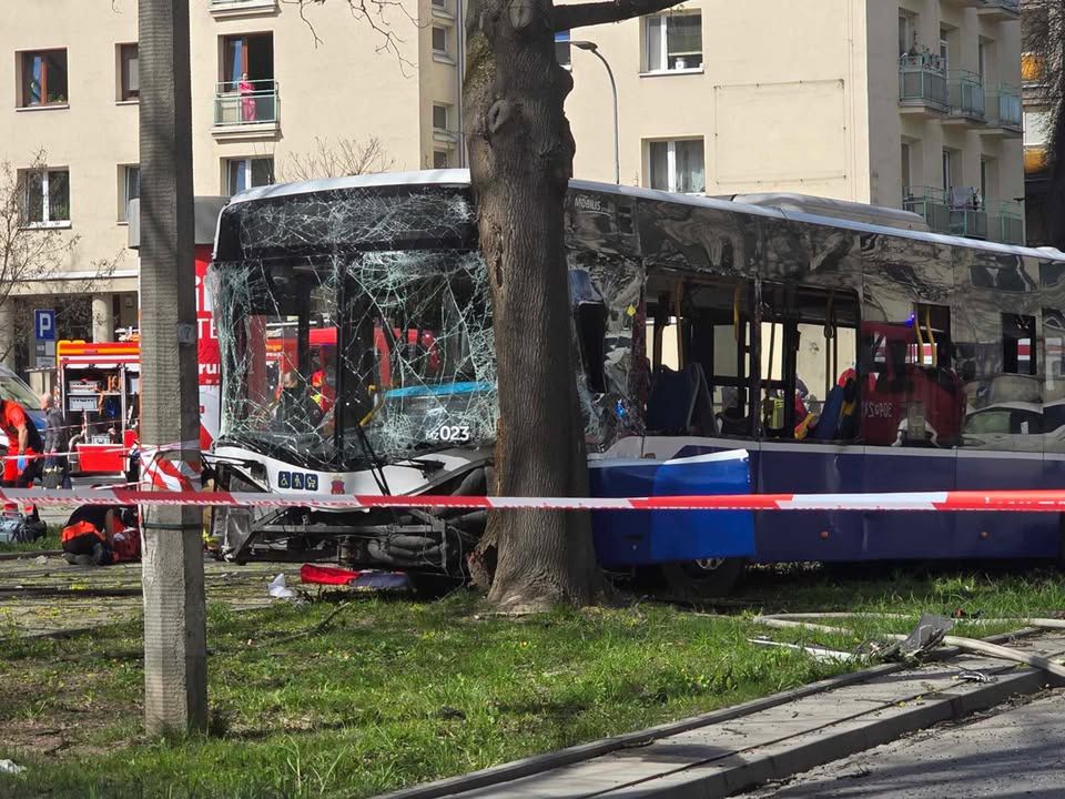 Wypadek miejskiego autobusu w Krakowie. Na miejscu trwa akcja służb