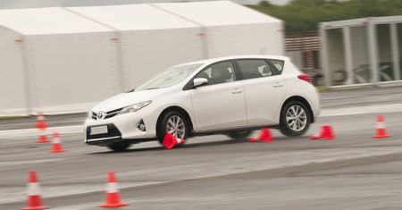 Toyota Auris, Opel Astra, Ford Focus, Kia Cee'd - testy bezpieczeństwa [relacja autokult.pl]