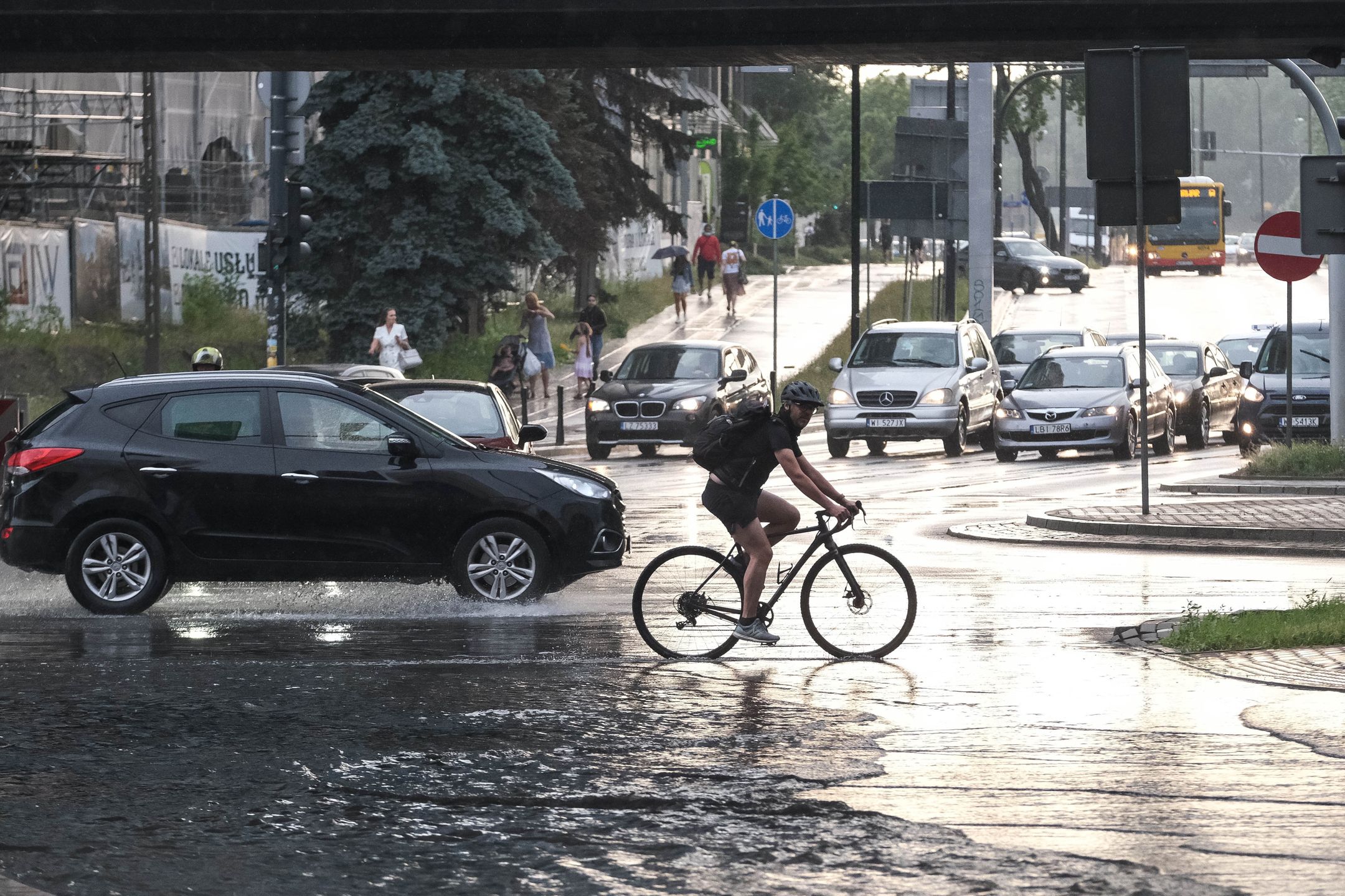 Gwałtowne burze nad Warszawą. Stolica w deszczu 