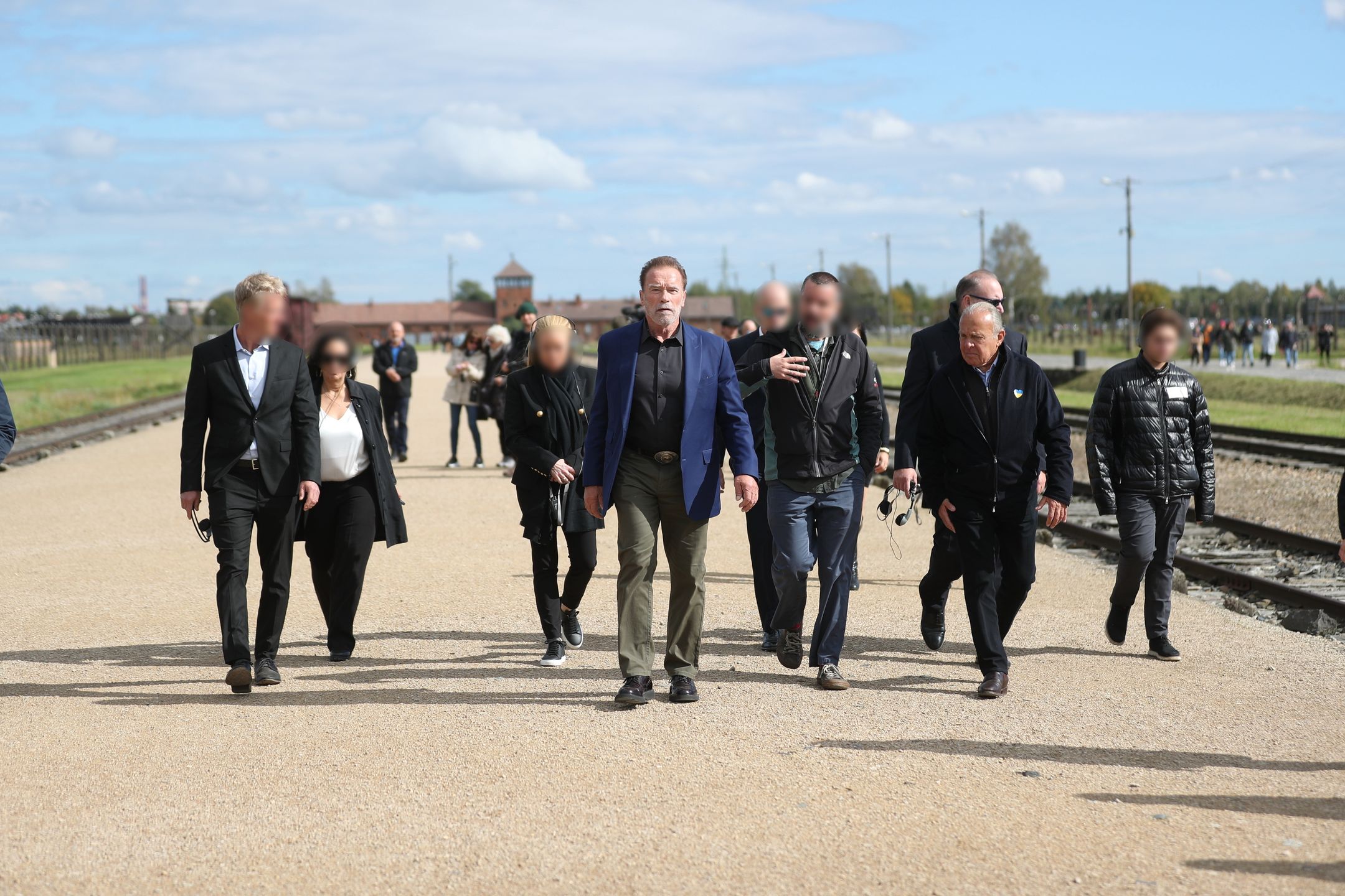 Arnold Schwarzenegger odwiedził Auschwitz. Jego wpis w księdze pamiątkowej wbudził kontrowersje