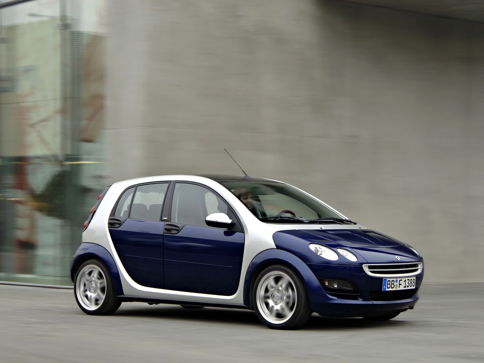 Smart Forfour I w wersji Brabus wbrew pozorom nie wyróżnia się aż tak bardzo od zwykłej, poza silnikiem, który generuje aż 177 KM.