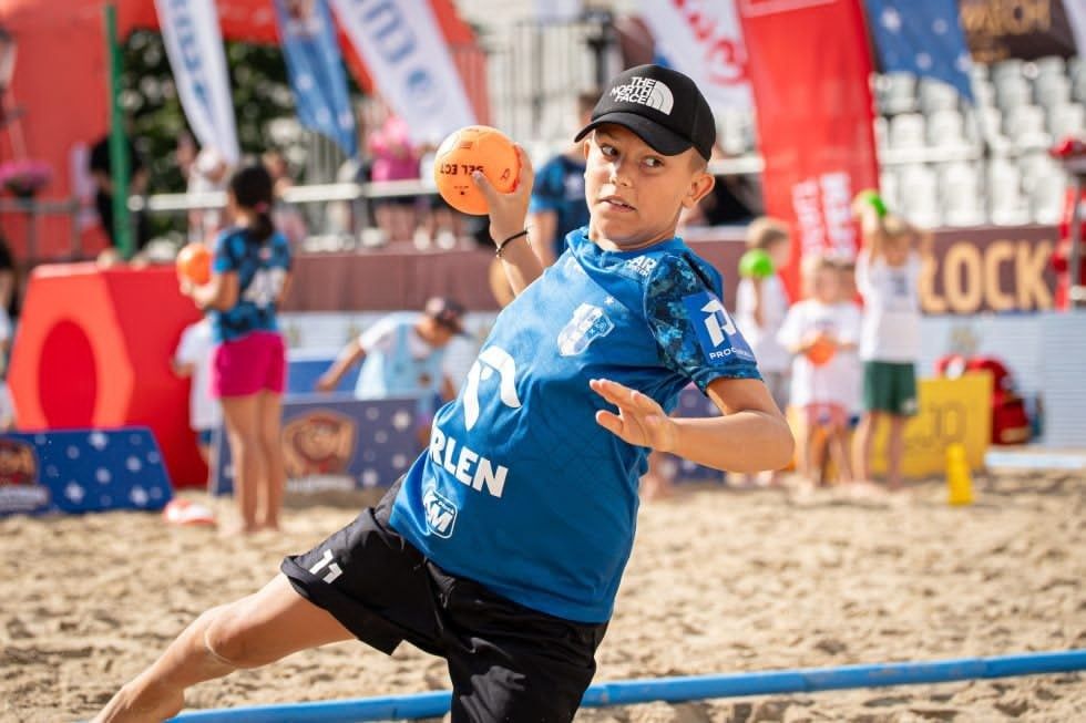 Sportowe emocje na piasku: Mazovia Summer Camp zawita na Stary Rynek w Płocku