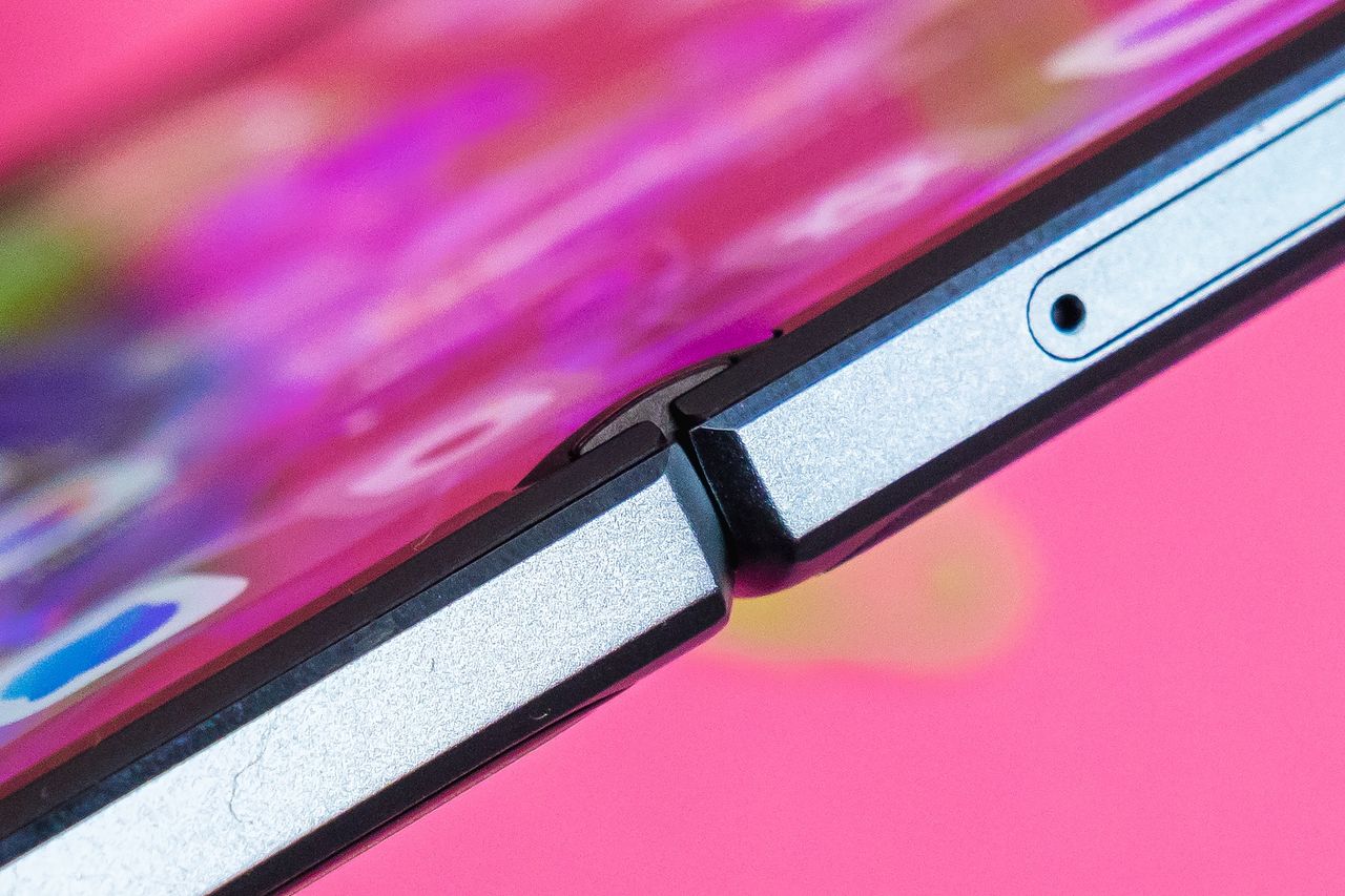 OPPO Find N2 rozłożony krawędź zbliżenie