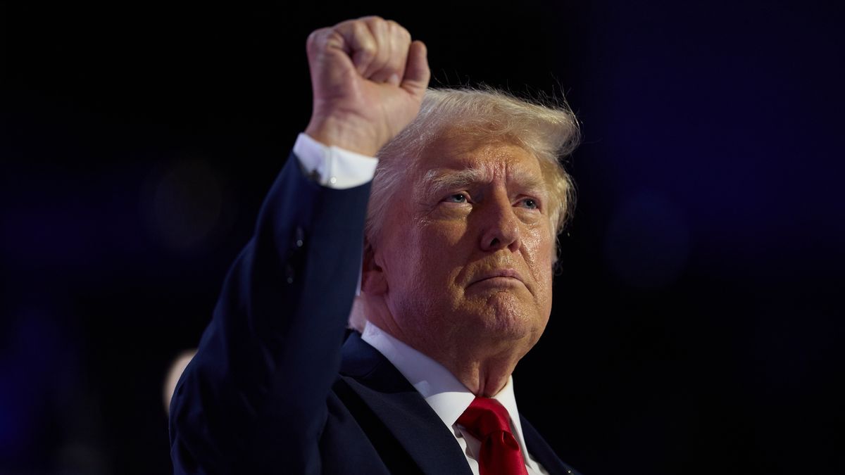 Republican National Convention in the United States
epa11486870 Republican presidential nominee Donald J. Trump raises his fist at the end of the fourth day of the Republican National Convention (RNC) at Fiserv Forum in Milwaukee, Wisconsin, USA, 18 July 2024. The convention comes days after a 20-year-old Pennsylvania man attempted to assassinate former president and current Republican presidential nominee Donald Trump. The 2024 Republican National Convention is being held from 15 to 18 July, in which delegates of the United States' Republican Party select the party's nominees for president and vice president in the 2024 United States presidential election  EPA/ALLISON DINNER  EPA-EFE/ALLISON DINNER 
Dostawca: PAP/EPA.
ALLISON DINNER