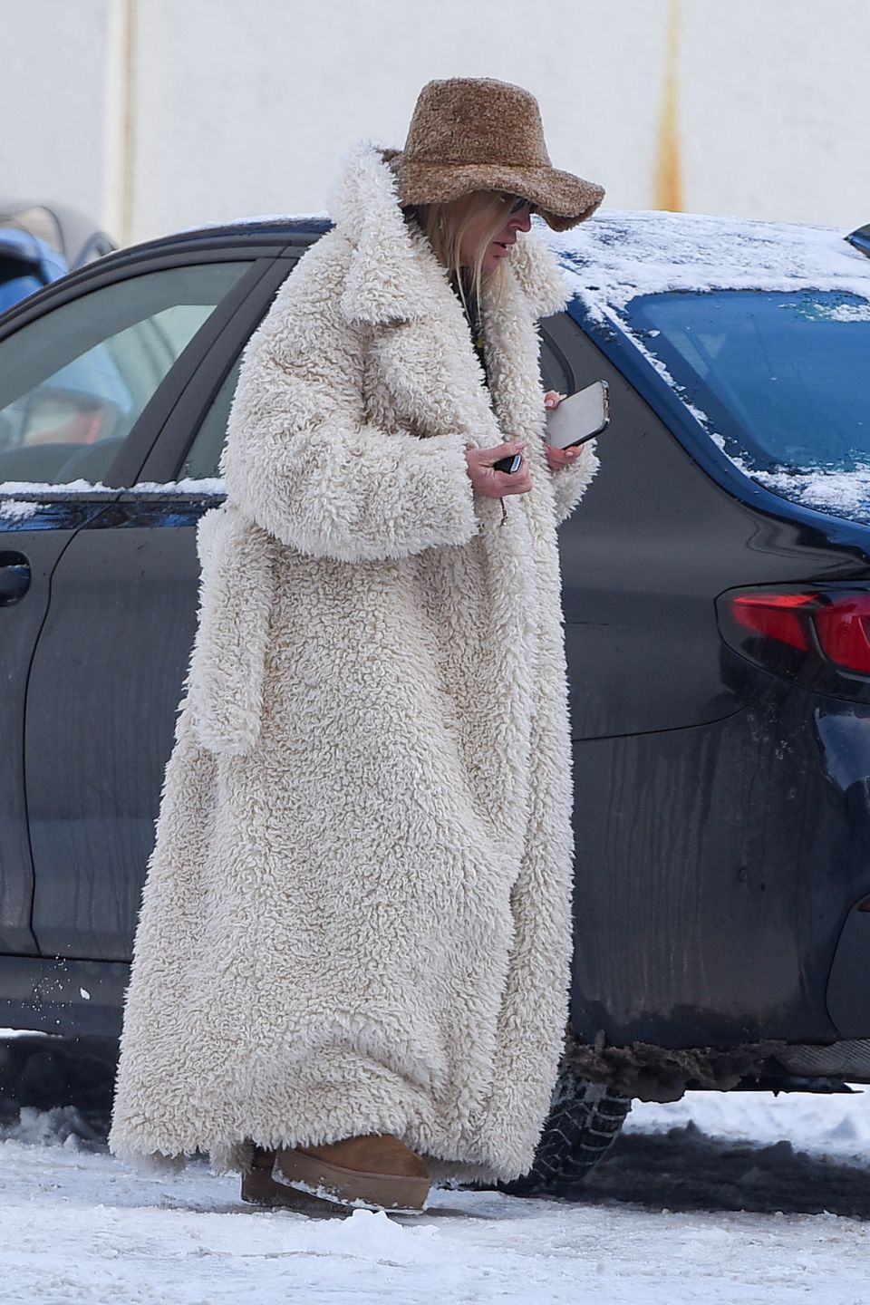 Monika Olejnik w drodze do atelier Roberta Kupisza 