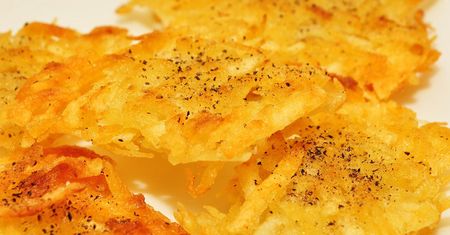 Mrożone hash brown (placki z ziemniaków) z dodatkiem sosu maślanego