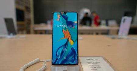 Reklamy na ekranie blokady w smartfonach Huawei to pomyłka. Tłumaczymy, jak je usunąć