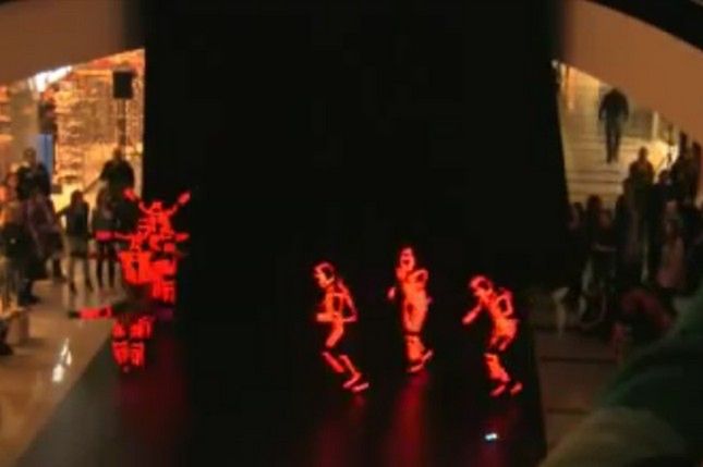Pomysłowy  flash mob: sceny rodem z filmu „Tron Dziedzictwo” w galerii handlowej