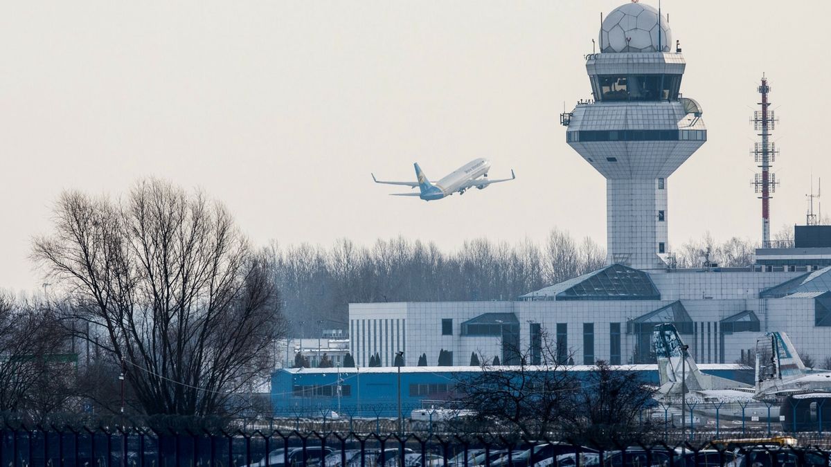Około 170 z 208 warszawskich kontrolerów ruchu lotniczego postanowiło odejść z pracy, nie akceptując nowych warunków płacowych