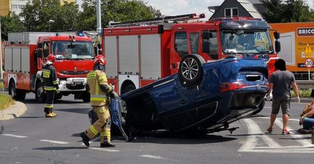 Dachowanie na skrzyżowaniu w Lublinie. Jedna osoba trafiła do szpitala