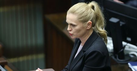 Zdjęcia zwłok w raporcie Macierewicza. Nowacka żądała przeprosin