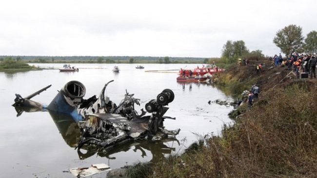 Zdjęcie okładkowe artykułu: AFP / MAXIM SHIPENKOV / Część kadłuba samolotu Jak-42, którym lecieli hokeiści Lokomotiwu Jarosław.