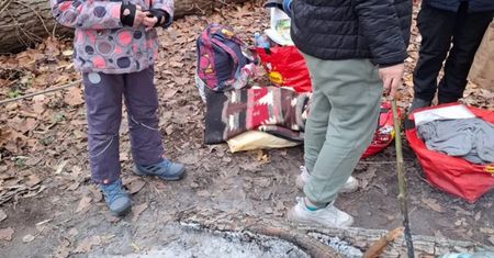 Matka z dziećmi ogrzewali się przy ognisku. "Cała trójka to uchodźcy ze wschodu"