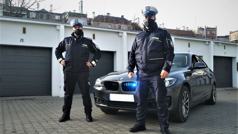 Wrocław. Eskorta policji dla samochodu z mdlejącą 2-latką. Policjanci bohaterami