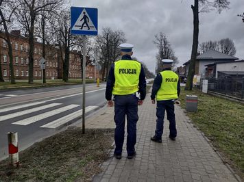 Czy kierowca może ruszyć, jak pieszy jeszcze nie opuścił przejścia? Są trzy pułapki
