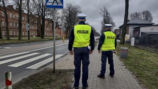 Czy kierowca może ruszyć, jak pieszy jeszcze nie opuścił przejścia? Są trzy pułapki