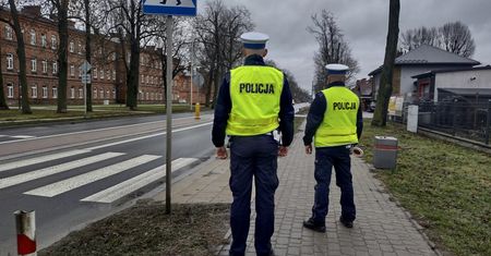 Czy kierowca może ruszyć, jak pieszy jeszcze nie opuścił przejścia? Są trzy pułapki