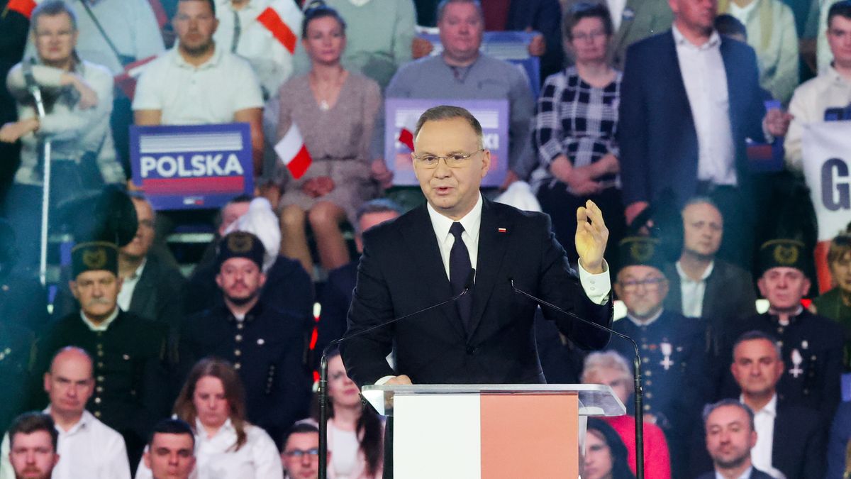 Łódź, 27.04.2025. Wybory Prezydenta RP 2025 - kampania. Prezydent Andrzej Duda (C) na konwencji wyborczej kandydata Komitetu Obywatelskiego w zbliżających się wyborach na fotel prezydenta RP, popieranego przez Prawo i Sprawiedliwość, prezesa Instytutu Pamięci Narodowej Karola Nawrockiego w Hali EXPO w Łodzi, 27 bm. (ad) PAP/Marian Zubrzycki
