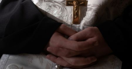 "Wojna biedaków". Dlaczego kapłani otaczają się luksusami, skoro Bóg był z biedotą?