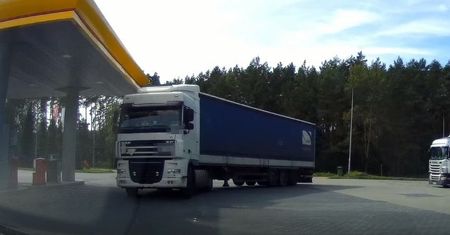 Był tak pijany, że pomylił kraje. Inni kierowcy zjeżdżali mu z drogi