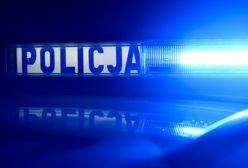 Pijany kierowca zawisł na skarpie. Sam wezwał policjantów