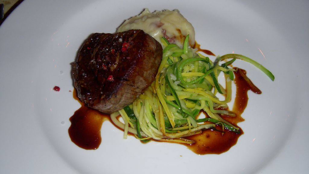 Opiekana polędwiczka wołowa (steki, mięso i tłuszcz, III klasa mięsa)