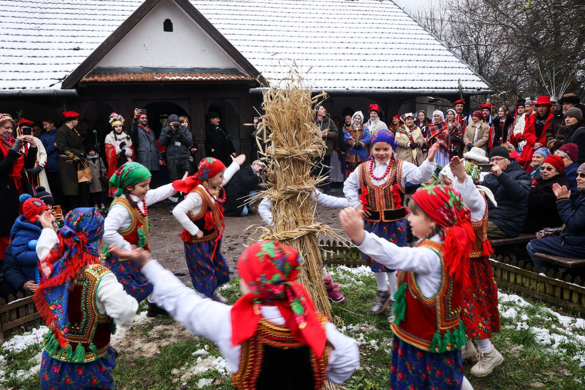 Korowód weselny i osadzanie chochoła w krakowskich Bronowicach