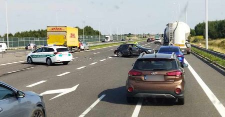 Zatrzymał się na lewym pasie drogi ekspresowej. Auto staranowała ciężarówka