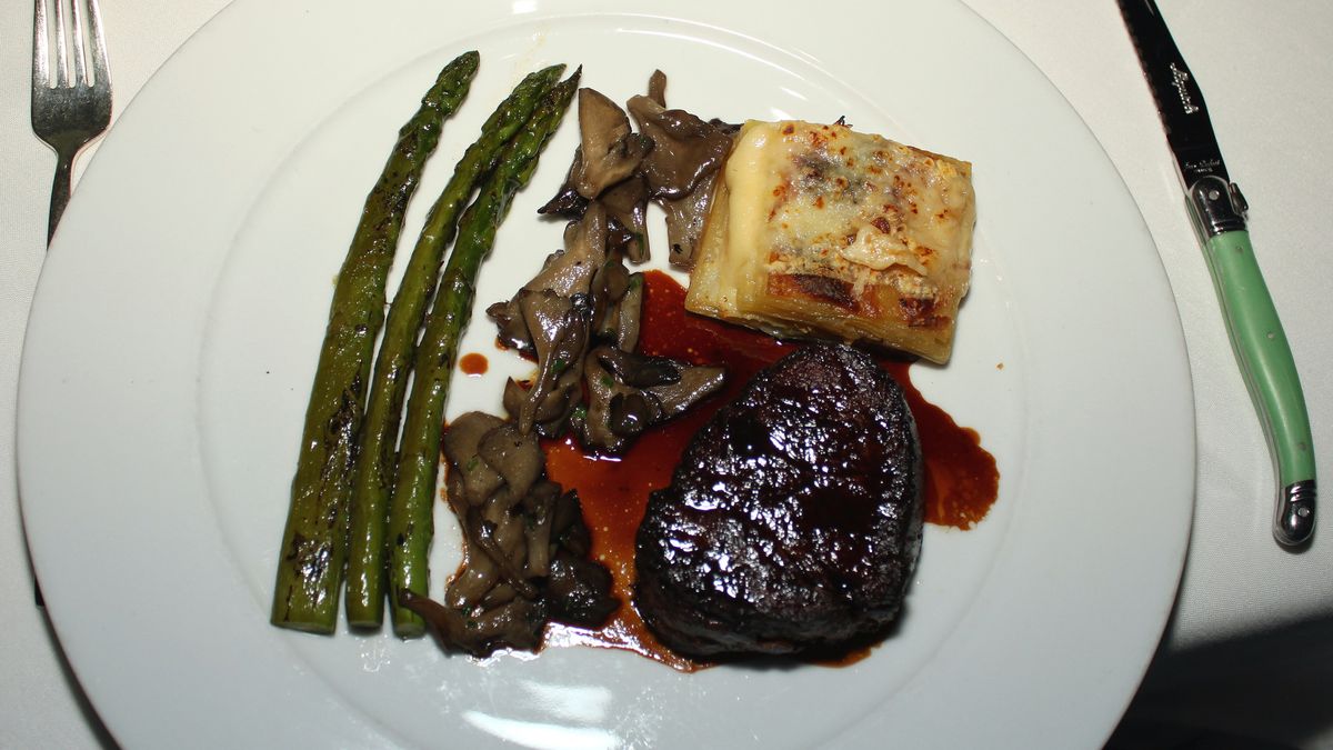 Pieczona polędwiczka wołowa (mięso i tłuszcz, III klasa mięsa)