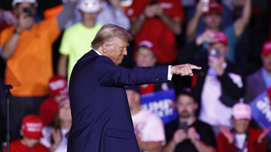 Republican presidential candidate and former US President Donald Trump gestures during a campaign rally in Grand Rapids, Michigan, USA, 04 November 2024. Trump and Vice President and Democratic presidential nominee Kamala Harris are tied in the polls with one day until the election of 05 November. EPA/CJ GUNTHER Dostawca: PAP/EPA.