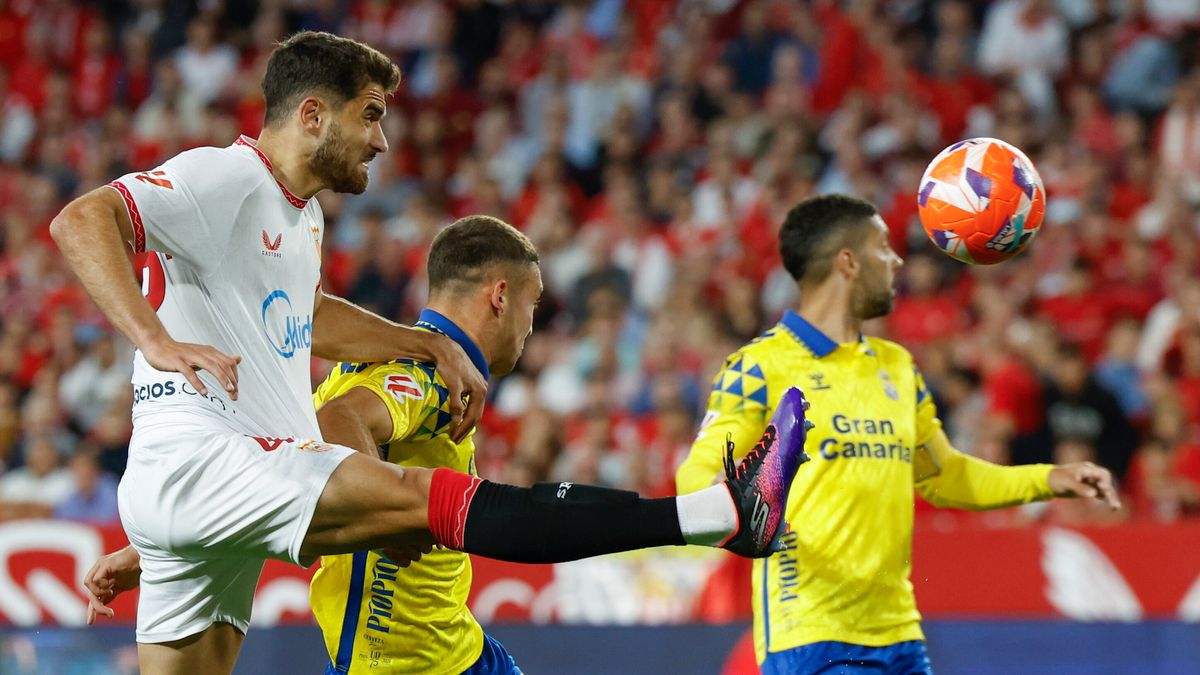 PAP/EPA / PAP/EPA/Julio Muńoz / Sevilla pokonała Las Palmas 1:0