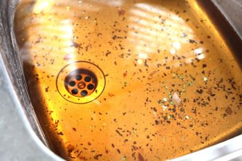 Wlej do odpływu. Zdaniem hydraulików nic tak nie "wyżera" brudu