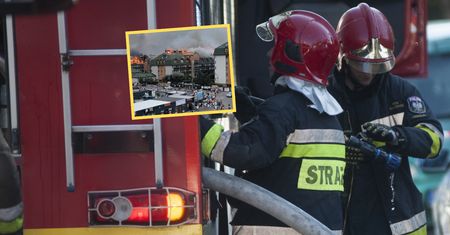 Ogromny pożar bloków w Ząbkach. Strażacy walczą z ogniem