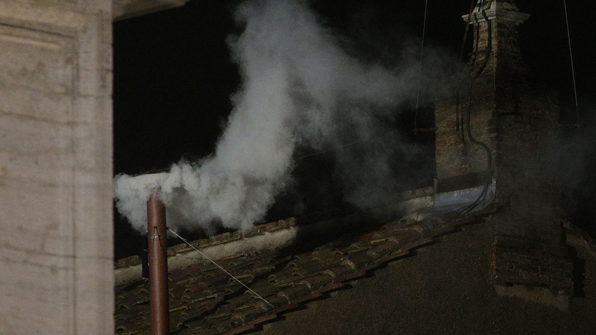 O. Tasiemski: Papieżem może zostać wybrany nawet ksiądz (na zdjęciu: biały dym na kaplicą Sykstyńską po wyborze kardynała  Bergoglio na papieża)