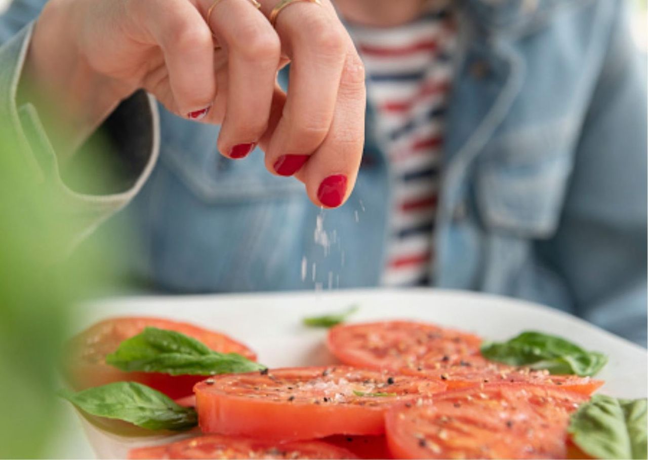Dodawanie soli do posiłków może skrócić życie o dwa lata. Nowe badania