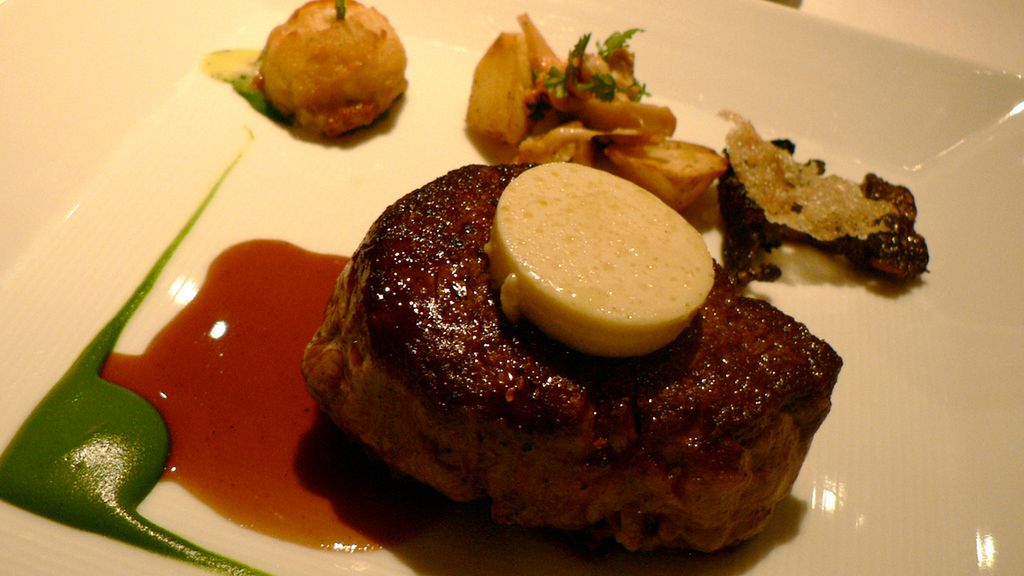 Opiekana polędwiczka wołowa (steki, mięso i tłuszcz, I klasa mięsa)