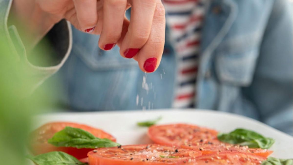 Dodawanie soli do posiłków, może skrócić życie o dwa lata. Nowe badania