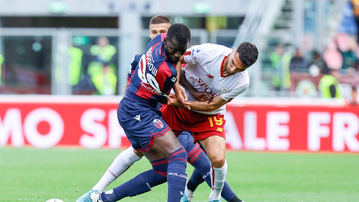Pojedynek Musy Barrowa z Zekim Celikiem w meczu Bologni FC z AS Romą