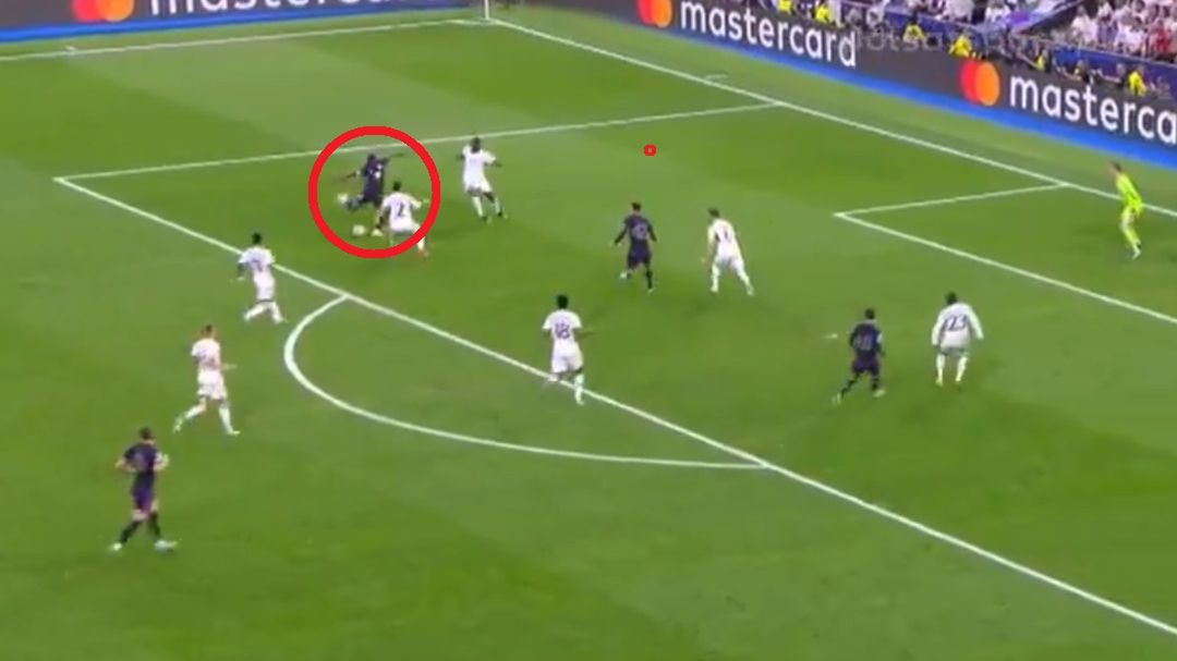 Twitter / Polsat Sport / Na zdjęciu: moment uderzenia Alphonso Daviesa