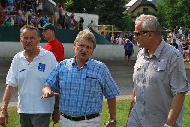 W środku burmistrz Žarnovicy Kamil Danko, obok prezydent Słowackiej Federacji Motocyklowej Peter Smižík (z prawej) i Andrzej Grodzki.