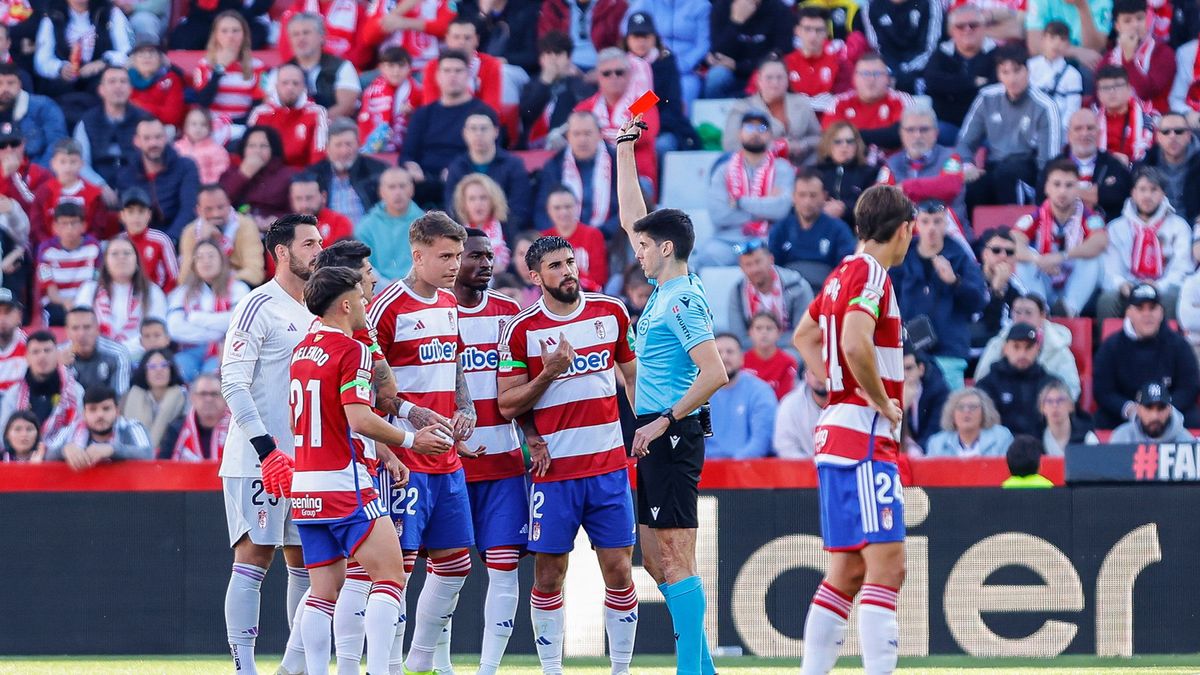 Getty Images / Alex Camara/Europa Press / Na zdjęciu: Piątkowski ogląda czerwoną kartkę