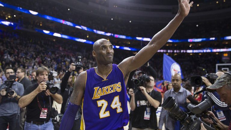 Kobe Bryant żegna się z kibicami po ostatnim meczu w rodzinnej Filadelfii