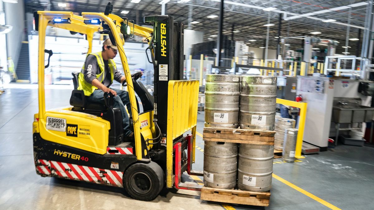 2800 zł brutto - tyle będzie wynosić płaca minimalna w 2021 r. Zleceniobiorcy nie będą mogli natomiast dostawać mniej niż 18,30 zł za godzinę pracy. 