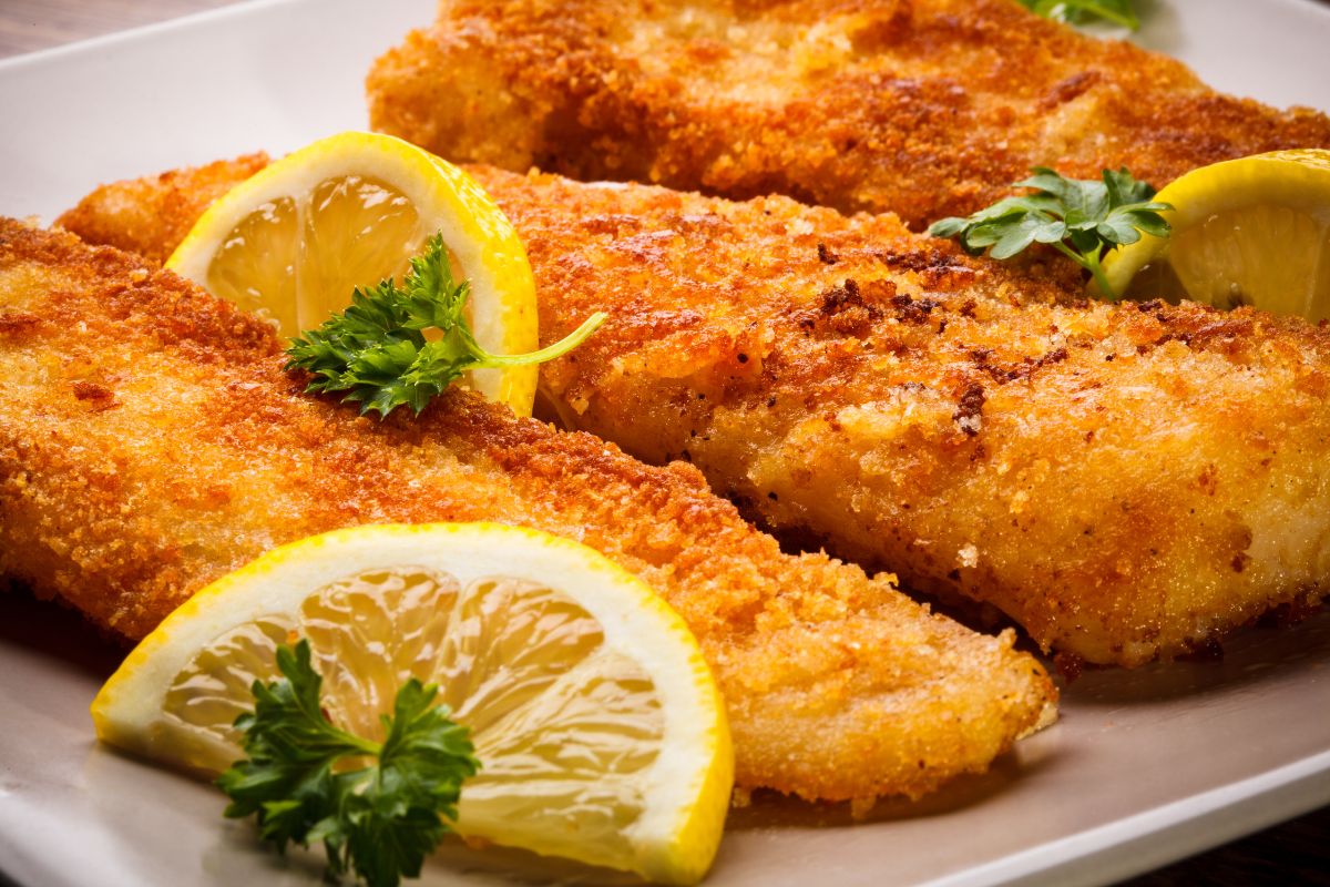 The fish in breadcrumbs from the oven will still be healthy and tasty.