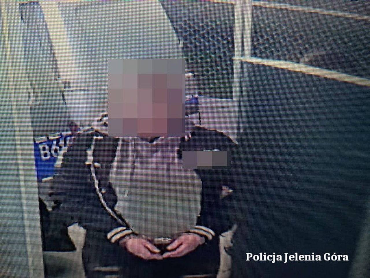 Koleżanka przywiozła jej rzeczy na dołek. Obie trafią do więzienia