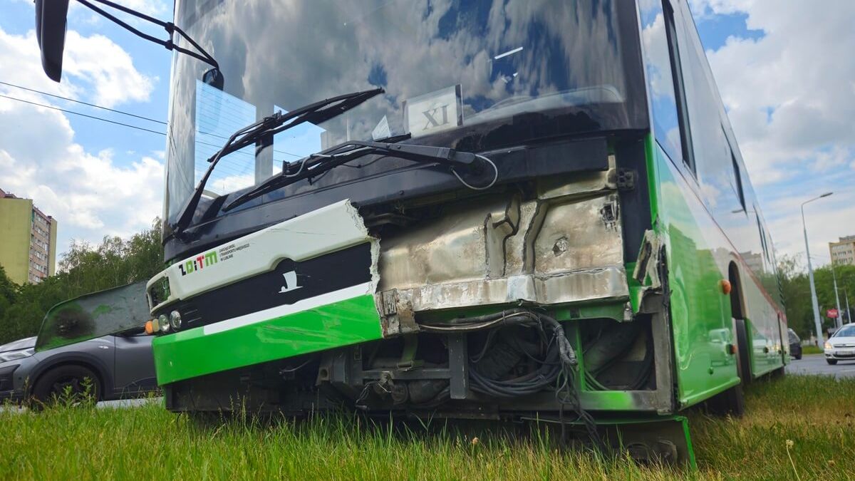 Uszkodzony autobus po kolizji
