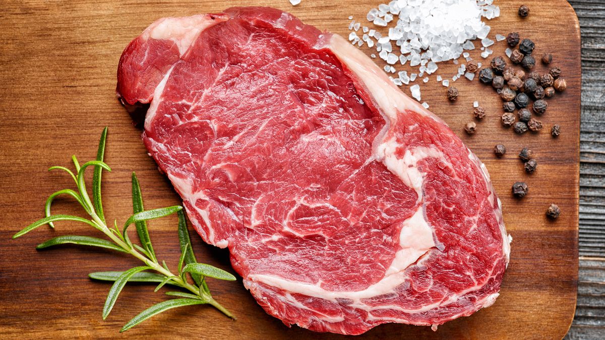 Surowa polędwica wołowa (steki, mięso i tłuszcz)